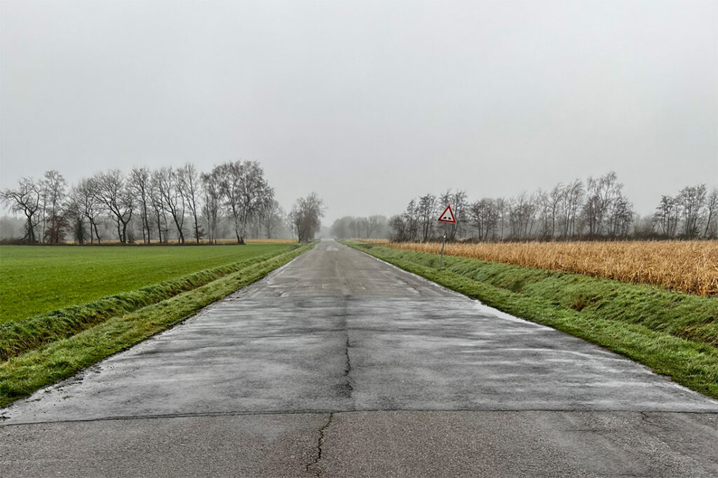 Eine Landstraße, durch die mittig ein großer Risse läuft. 